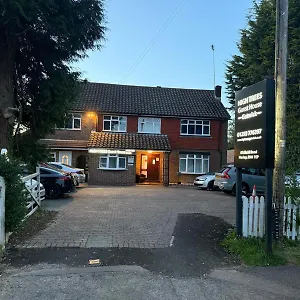 High Trees Gatwick Maison d'hôtes Horley